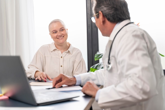 Mulher sofrendo de câncer de mama conversando com o médico