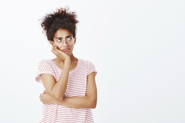 Foto grátis mulher sombria com penteado afro posando no estúdio