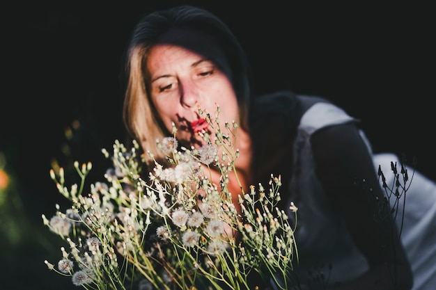 Mulher, soprando, em, campo, flores