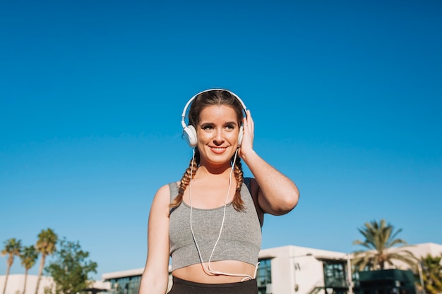 Foto grátis mulher sorrateira que gosta de música