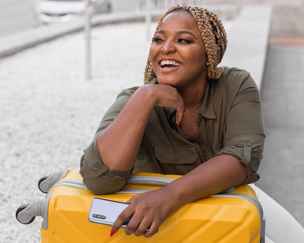 Mulher sorridente a olhar para o lado de fora