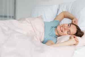 Foto grátis mulher sorridente, acordando de manhã