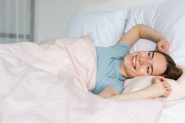 Mulher sorridente, acordando de manhã