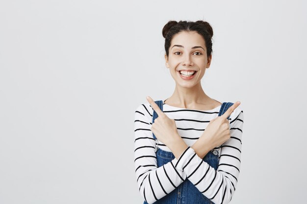 Mulher sorridente alegre apontando para o lado, recomende os dois produtos