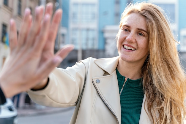 Foto grátis mulher sorridente ao ar livre na cidade