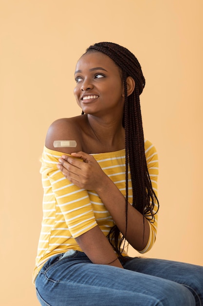 Foto grátis mulher sorridente após vacina