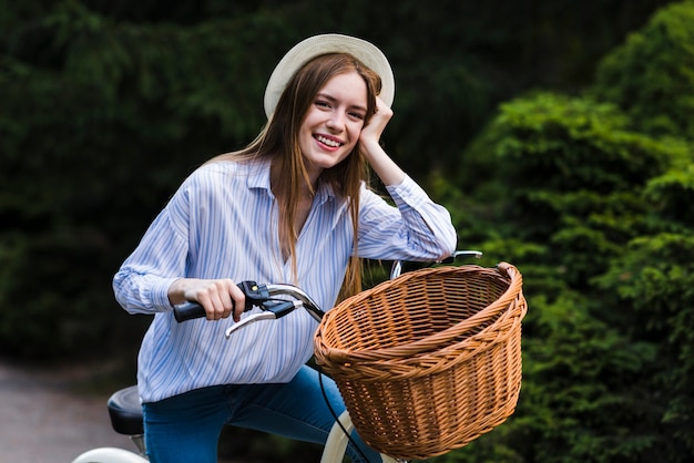 Mulher sorridente, bicicleta