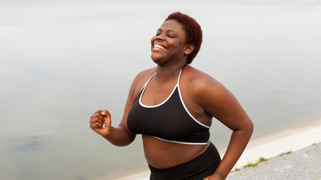 Mulher sorridente brincando na praia