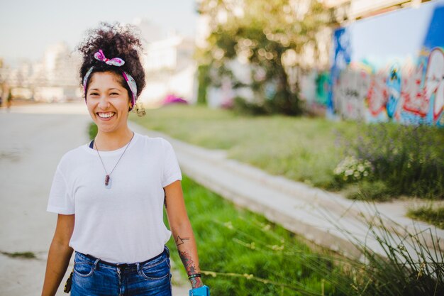 Mulher sorridente caminhando na rua