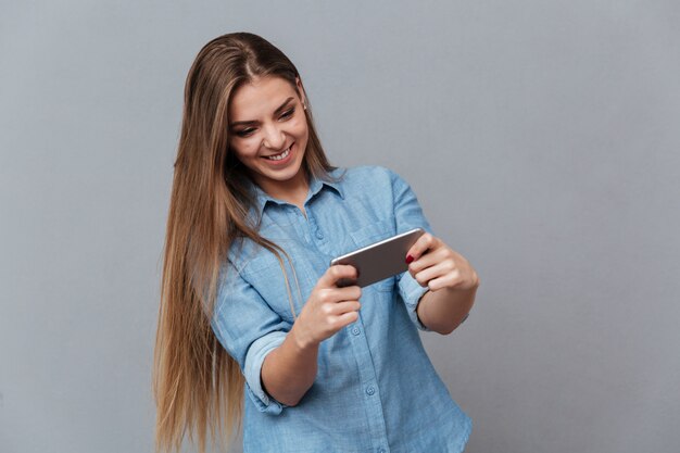 Mulher sorridente, camisa, tocando telefone