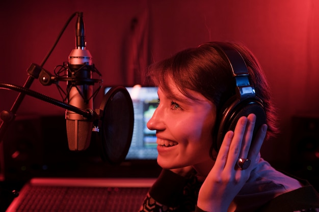 Foto grátis mulher sorridente cantando de perto