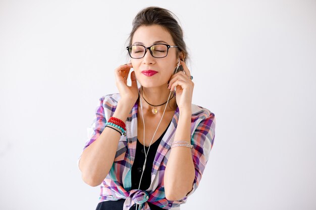 Mulher sorridente colorida em óculos da moda