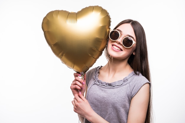 Mulher sorridente com balão em forma de coração.