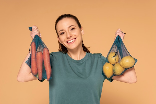 Mulher sorridente com bolsa de tartaruga