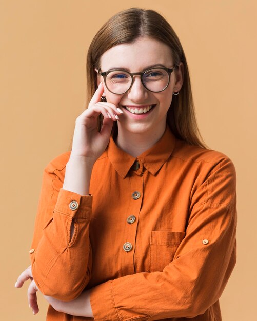 Mulher sorridente com braços cruzados