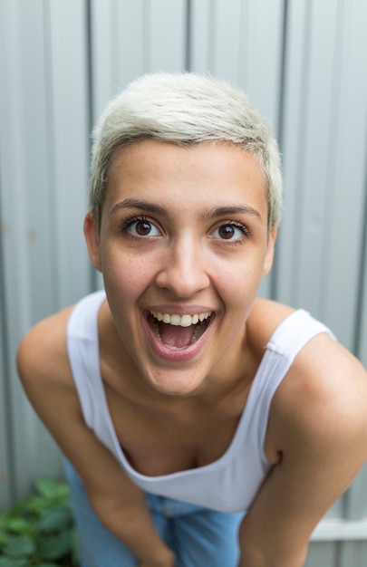 Foto grátis mulher sorridente, com, cabelo curto