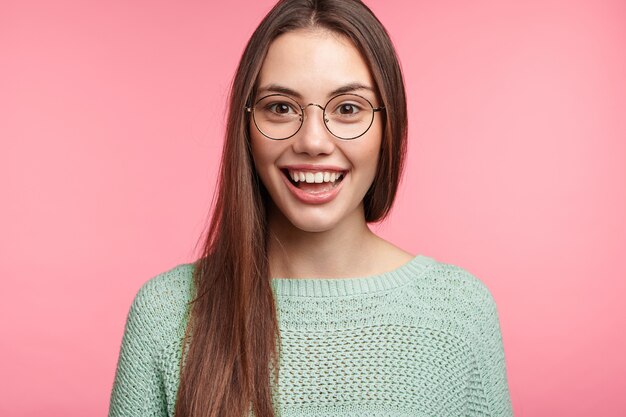 Mulher sorridente com cabelo longo e liso