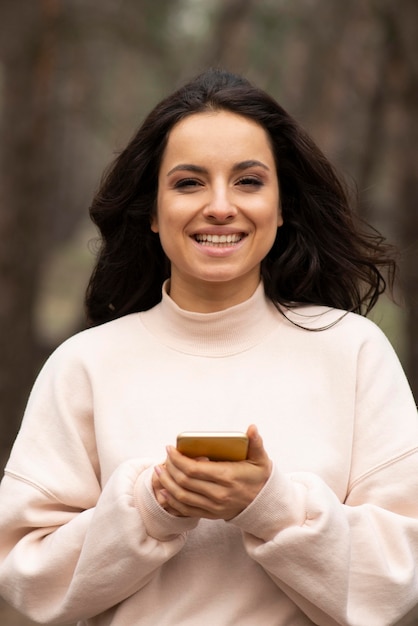 Mulher sorridente com celular