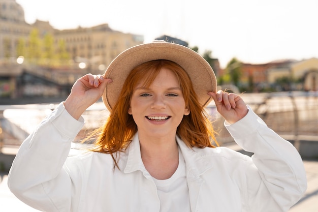 Mulher sorridente com chapéu tiro médio