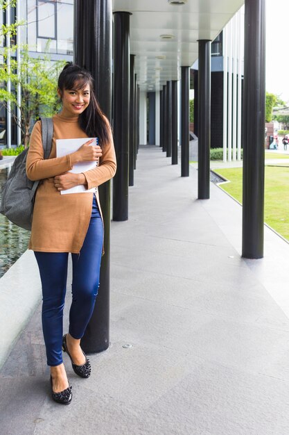 Mulher sorridente, com, documentos