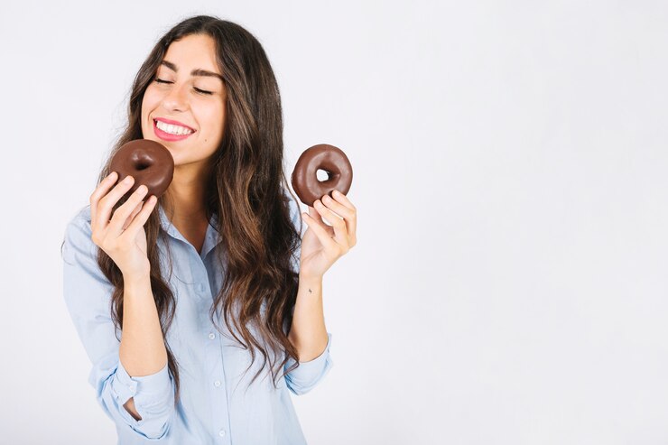 Foto grátis mulher sorridente, com, donuts