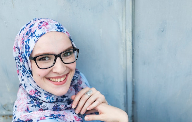 Mulher sorridente, com, flowery, hijab