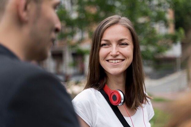 Mulher sorridente com fones de ouvido