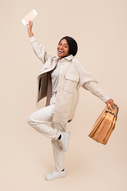 Mulher sorridente com foto completa com bagagem