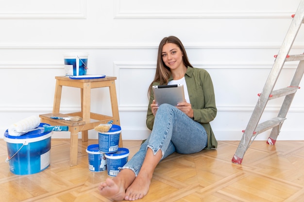 Mulher sorridente com foto completa segurando o tablet