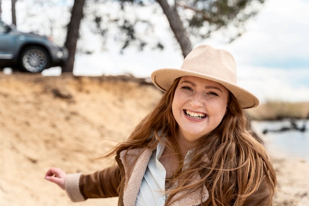 Mulher sorridente com foto média ao ar livre