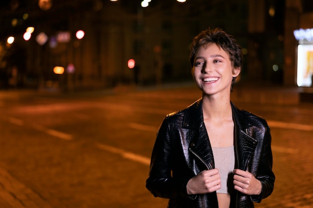 Mulher sorridente com foto média ao ar livre