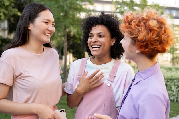 Mulher sorridente com foto média ao ar livre