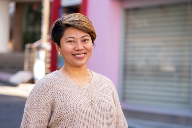 Mulher sorridente com foto média ao ar livre