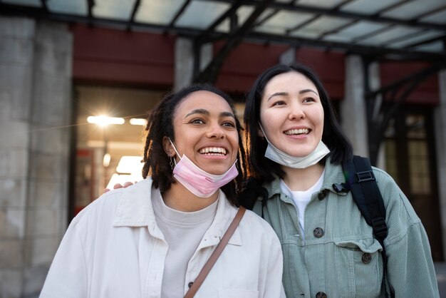 Mulher sorridente com foto média ao ar livre