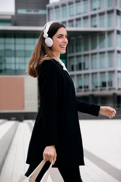 Foto grátis mulher sorridente com foto média carregando bolsa