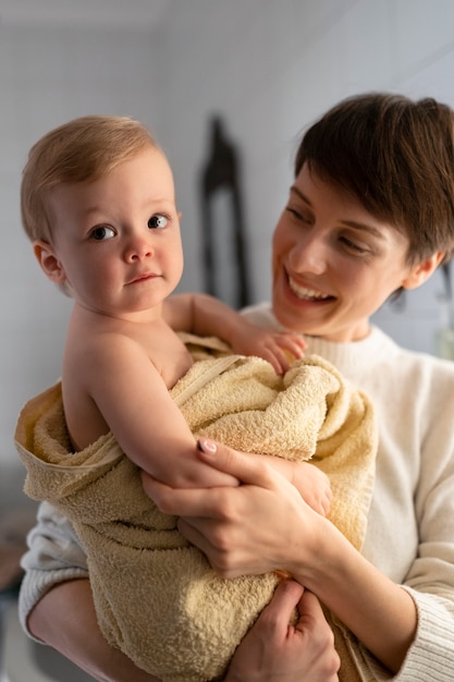 Mulher sorridente com foto média e bebê