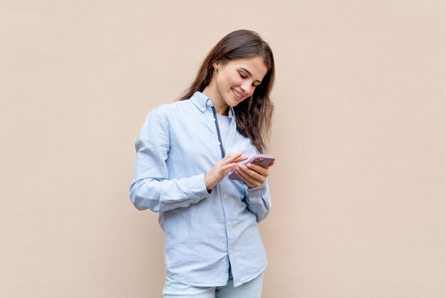 Mulher sorridente com foto média segurando o telefone