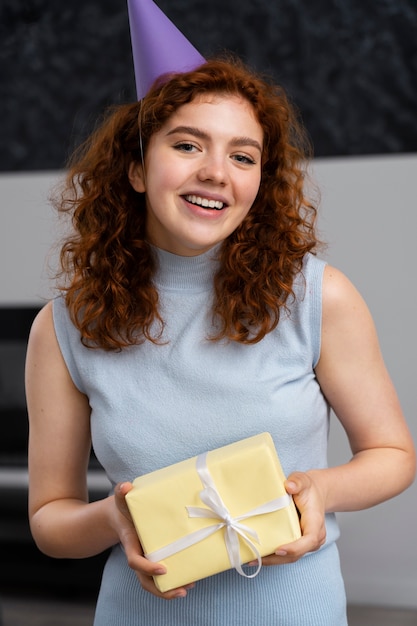 Foto grátis mulher sorridente com foto média segurando um presente