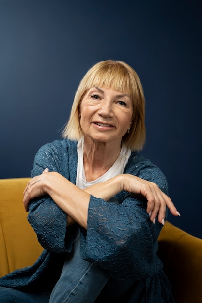 Mulher sorridente com foto média sentada na cadeira