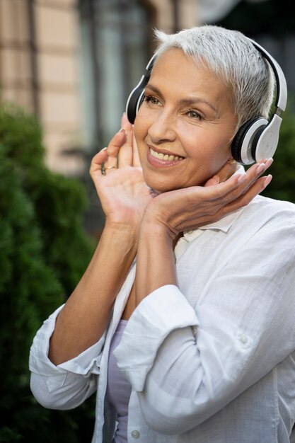 Mulher sorridente com foto média usando fones de ouvido