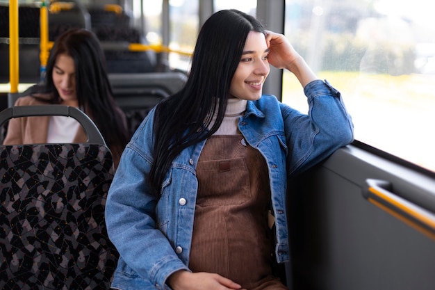 Foto grátis mulher sorridente com foto média viajando