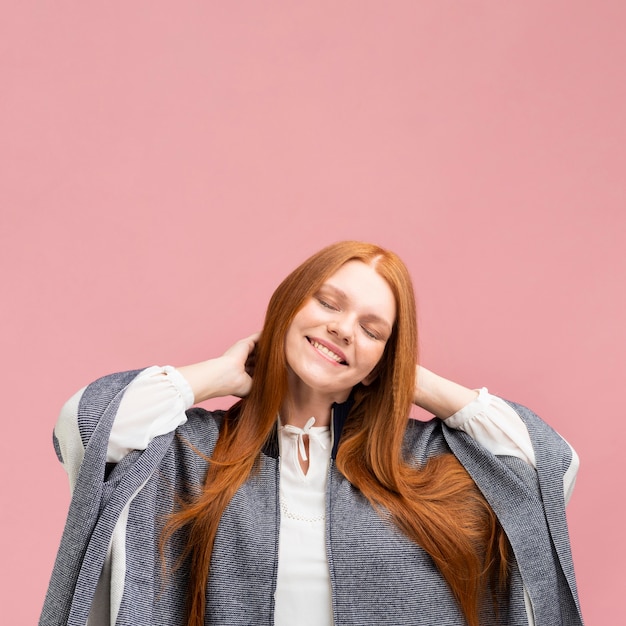 Foto grátis mulher sorridente com fundo rosa