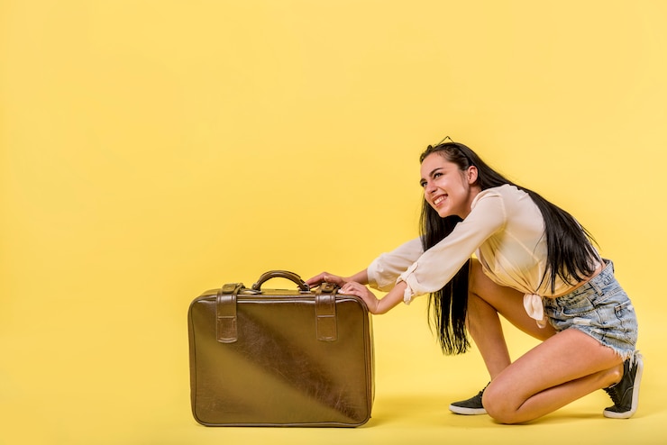 Foto grátis mulher sorridente, com, grande, mala
