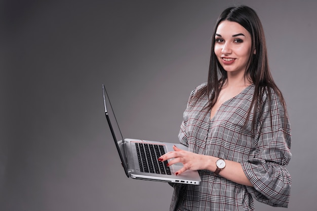 Mulher sorridente com laptop