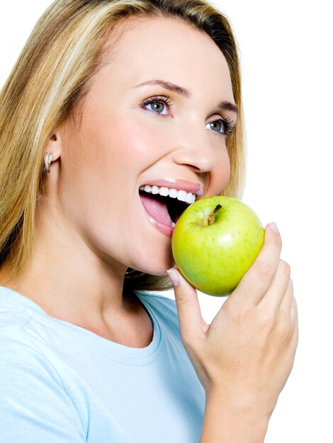 Mulher sorridente com maçã verde - isolada no branco