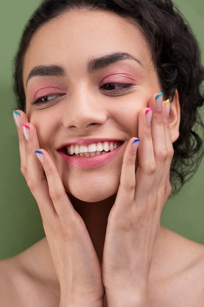 Mulher sorridente com manicure francesa close-up