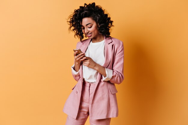 Mulher sorridente com mensagem de mensagem de jaqueta rosa