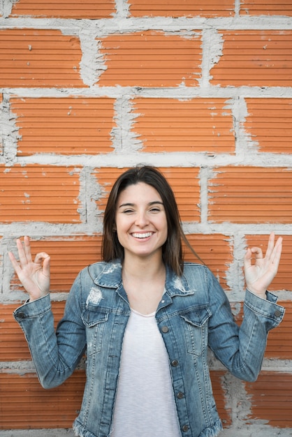 Foto grátis mulher sorridente, com, ok, gestos