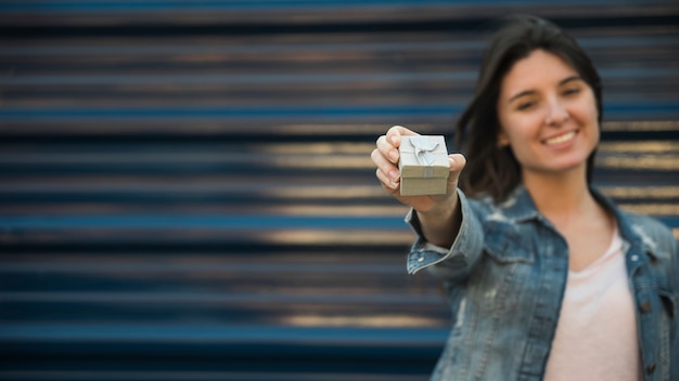 Foto grátis mulher sorridente, com, presente, caixa