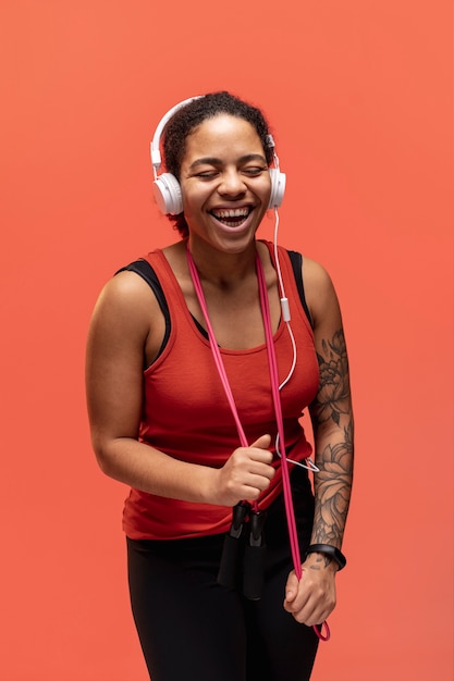 Foto grátis mulher sorridente com pular corda